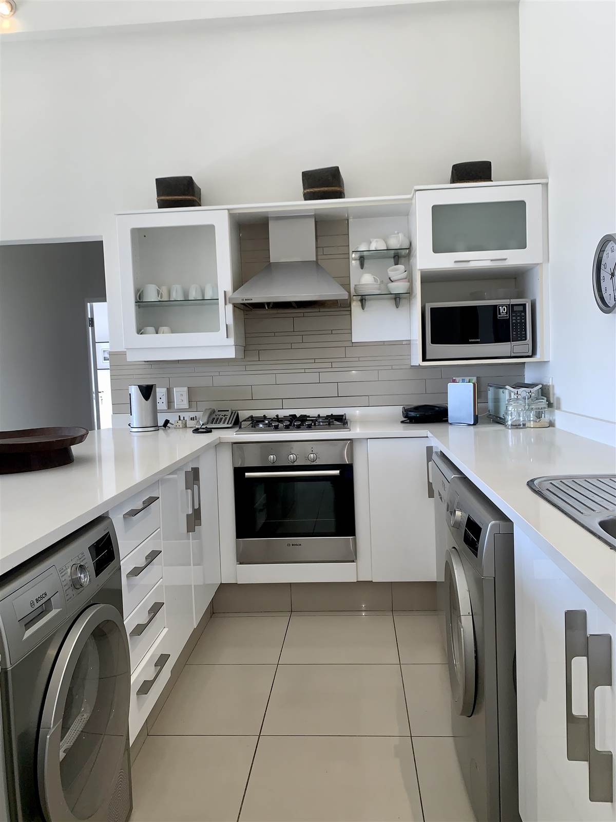 2 Bed Apartment in Parktown North photo number 7