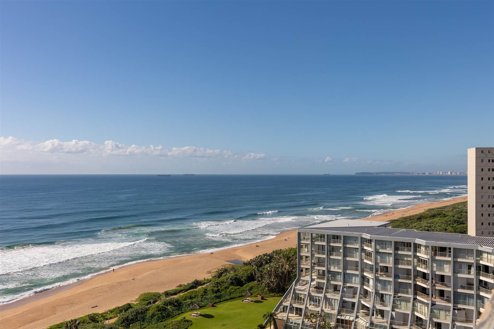 4 Bed Apartment in Umhlanga Rocks photo number 2