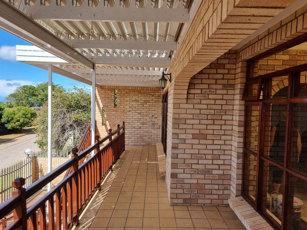5 Bed House in Jeffreys Bay photo number 6