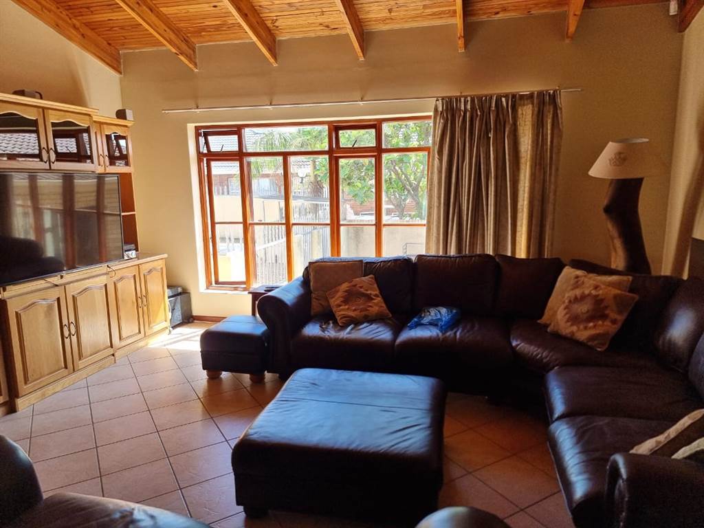 5 Bed House in Jeffreys Bay photo number 13