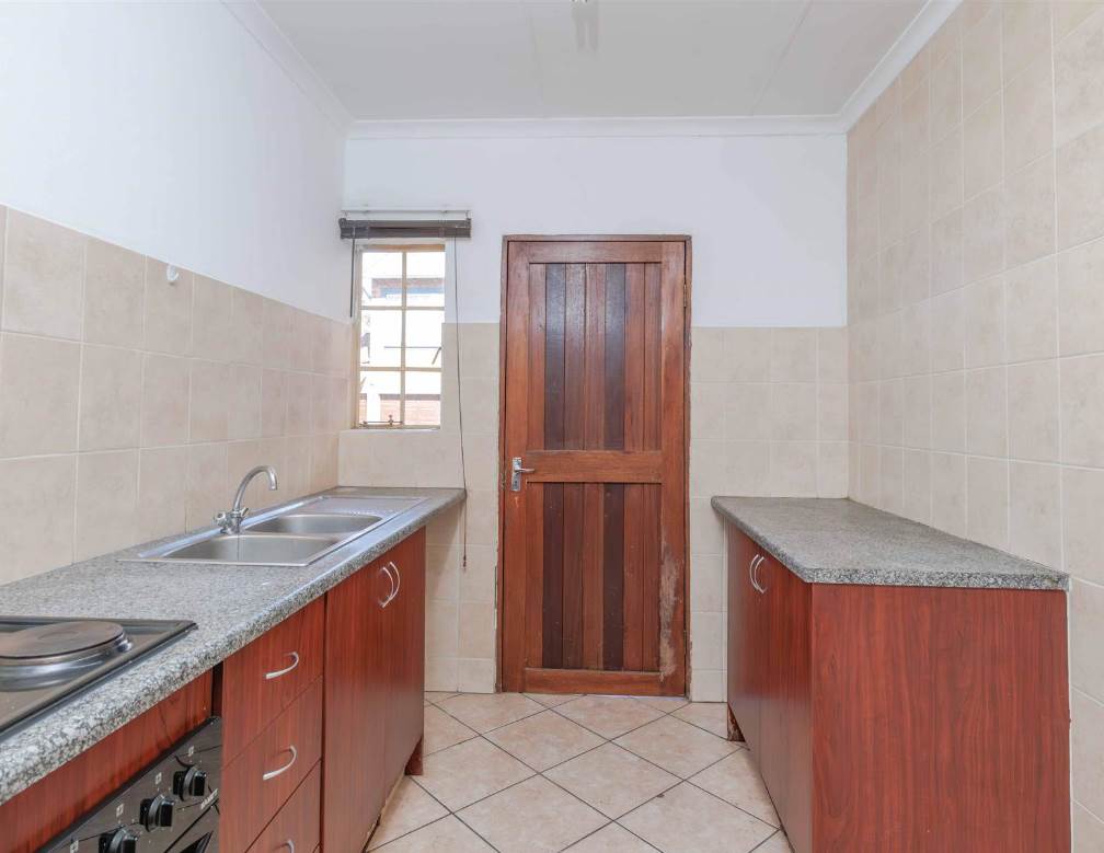 2 Bed Simplex in Greenstone Hill photo number 2