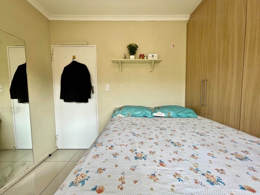 1 Bed Apartment in Wynberg photo number 11