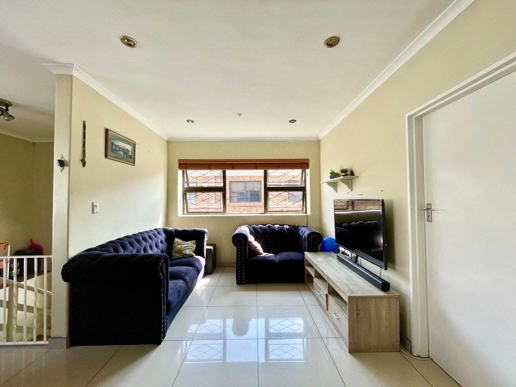 1 Bed Apartment in Wynberg photo number 9