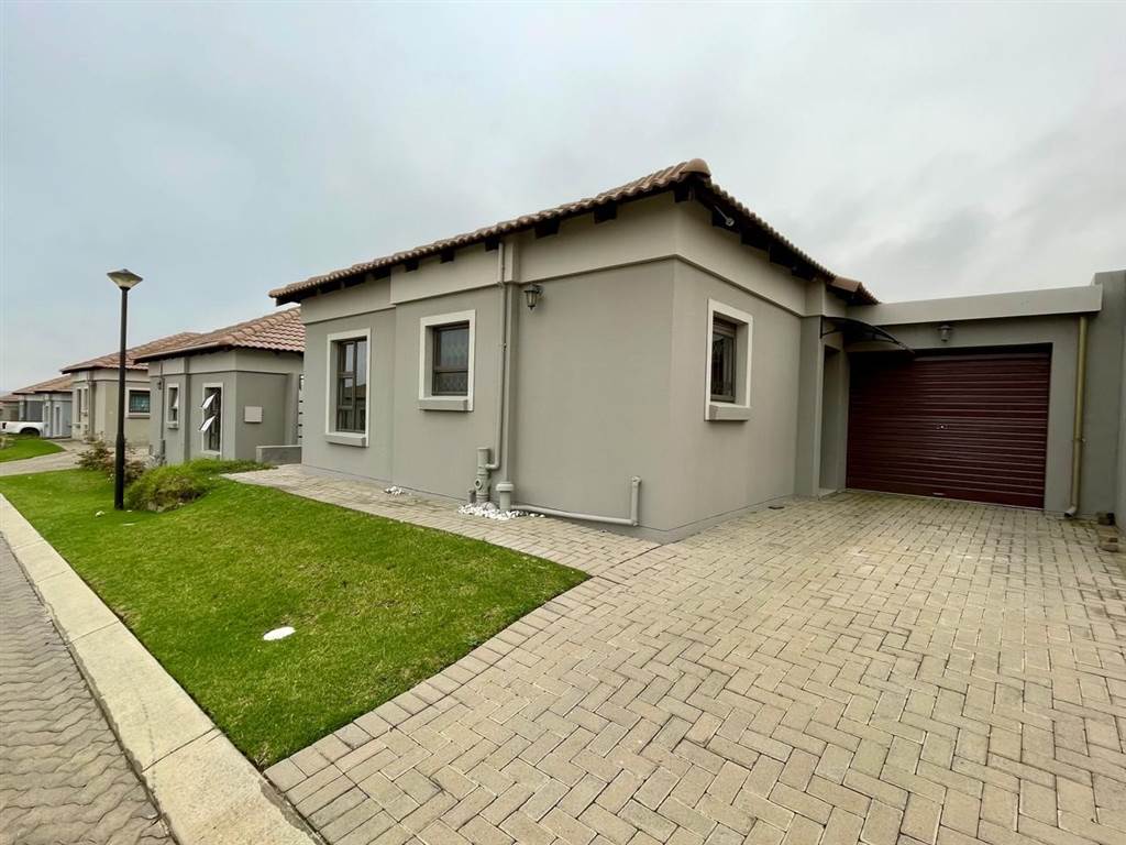 2 Bed House in Trichardt photo number 3