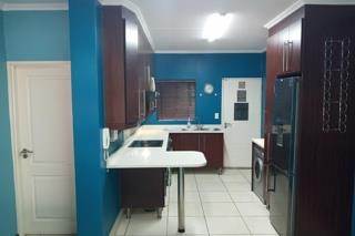 2 Bed Townhouse in Greenstone Hill photo number 3