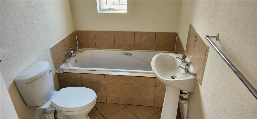 2 Bed Apartment in Olievenhoutbosch photo number 16