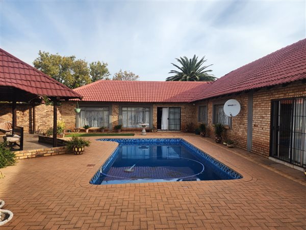 4 Bedroom House 4 Bedroom House