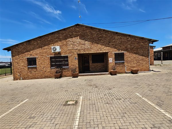 910  m² Industrial space in New State Area