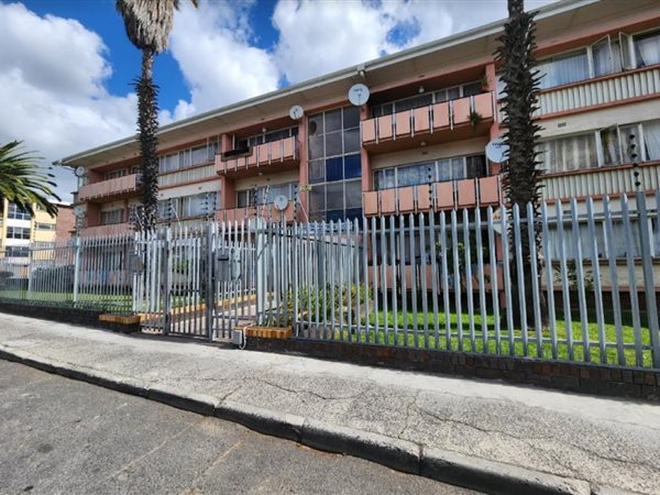 Bachelor apartment in Parow Central