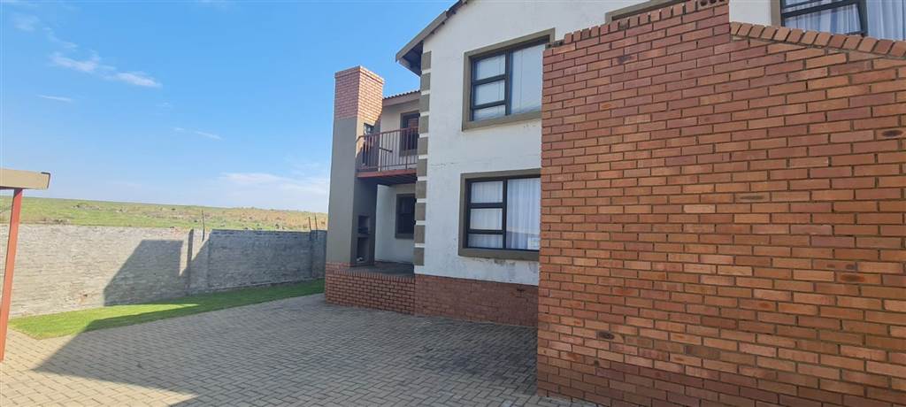 2 Bed Townhouse in Secunda photo number 12