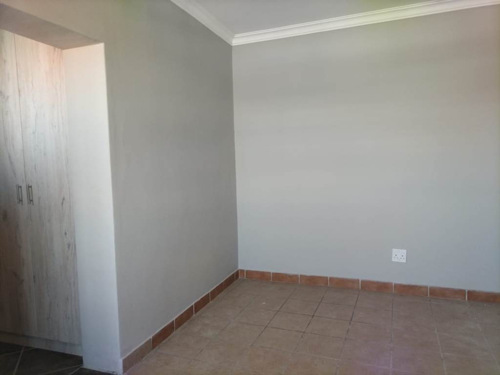 35 Bed House in Rustenburg Central photo number 11