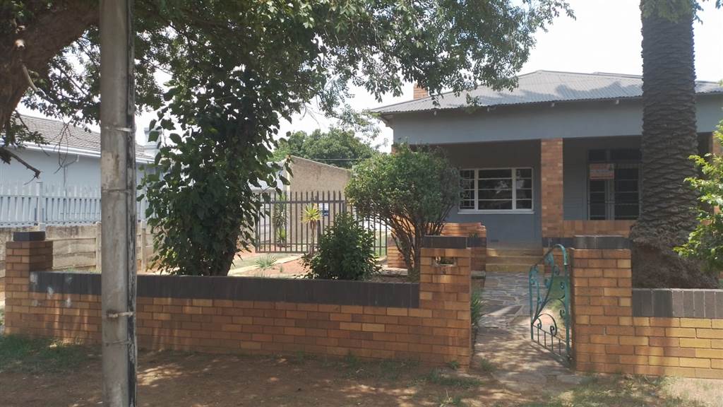 3 Bed House in Randfontein Central photo number 2