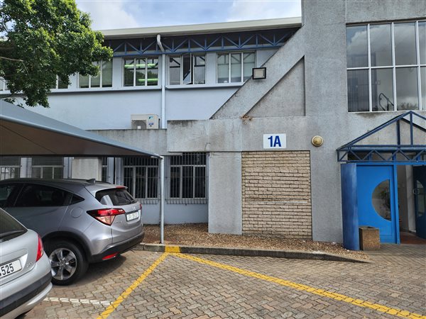 142  m² Commercial space