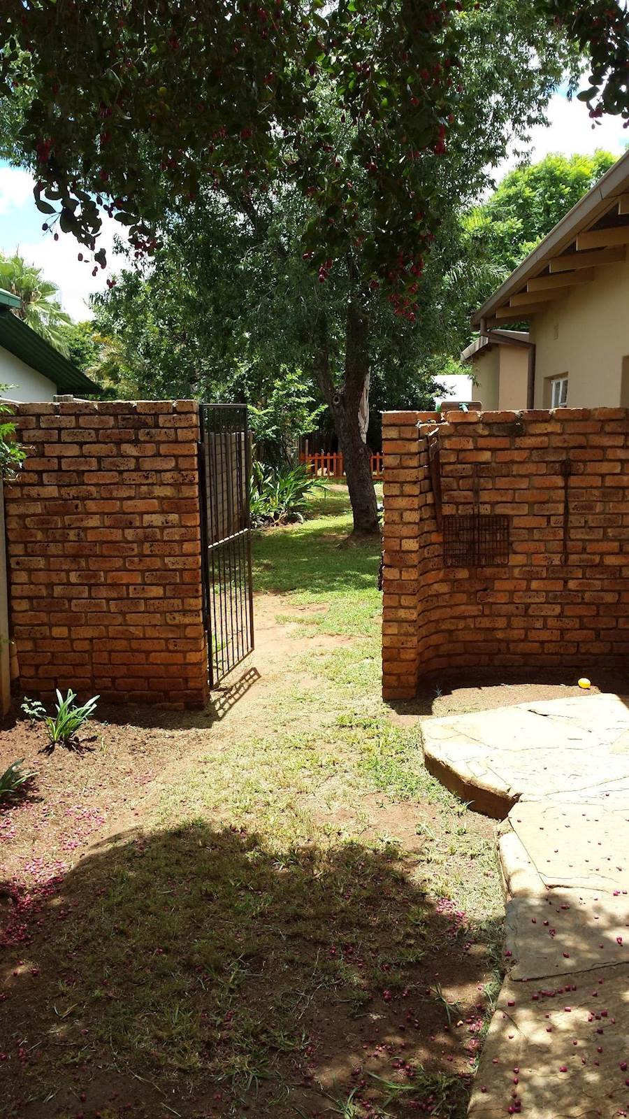 3 Bed House in Pretoria North photo number 3