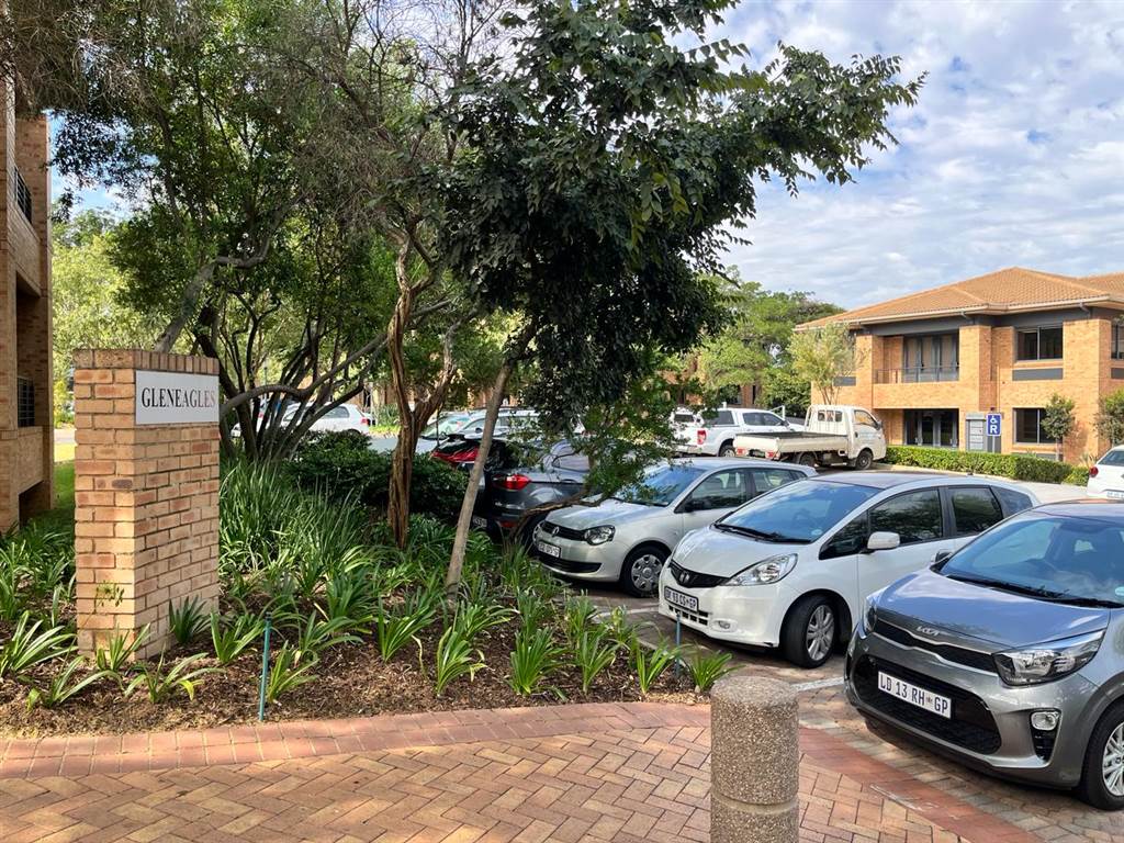 242.2  m² Commercial space in Bryanston photo number 2