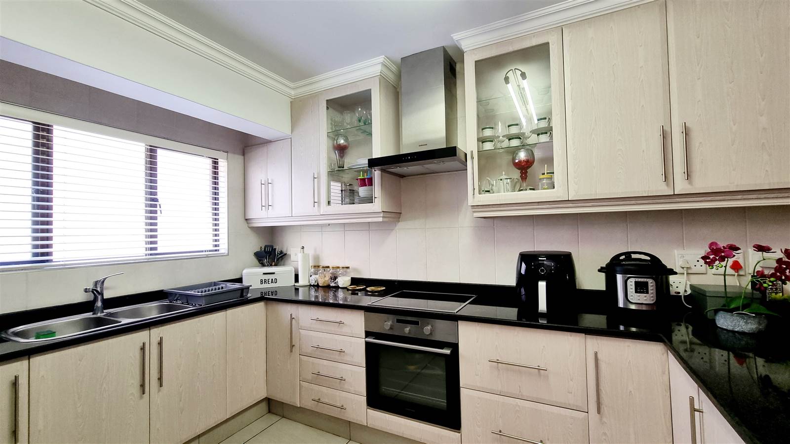 3 Bed Apartment in Wakenshaw Estate photo number 8