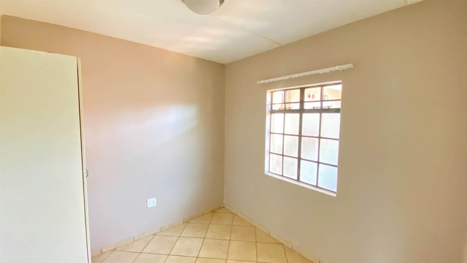 2 Bed Apartment in Soweto Central photo number 8