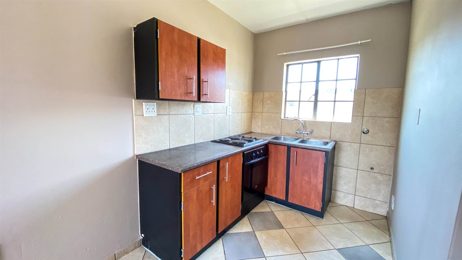 2 Bed Apartment in Soweto Central photo number 1