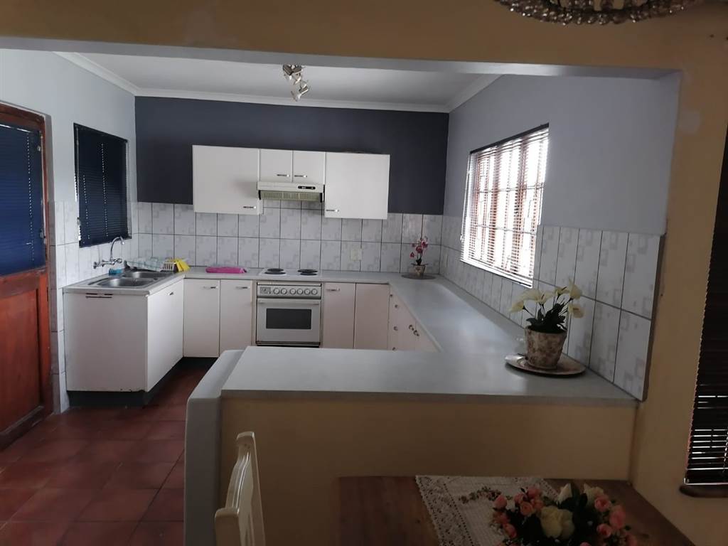 3 Bed Simplex in Pinetown Central photo number 3