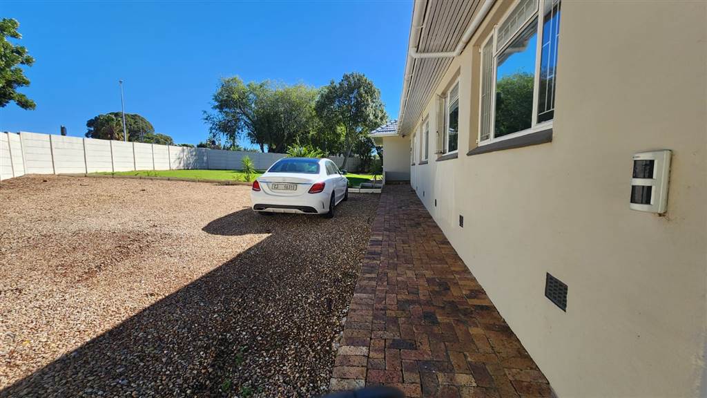 6 Bed House in Durbanville Central photo number 7