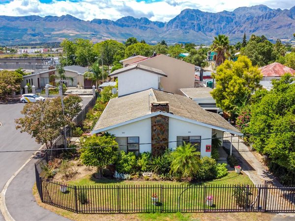 3 Bed House in Charleston Hill