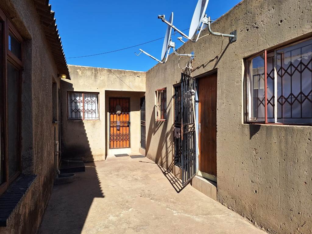 4 Bed House in Tembisa photo number 9