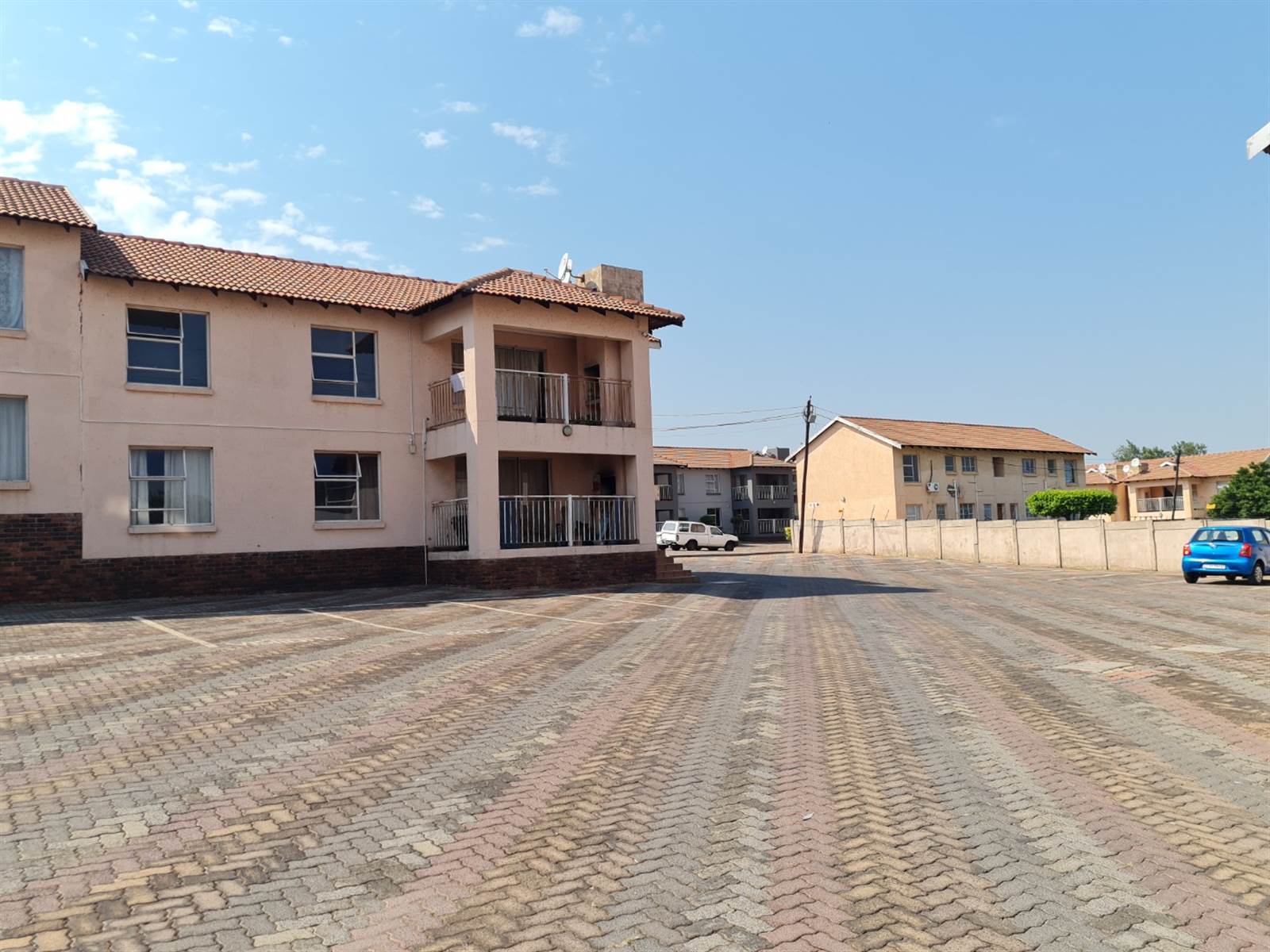 3 Bed Apartment in Rensburg photo number 5