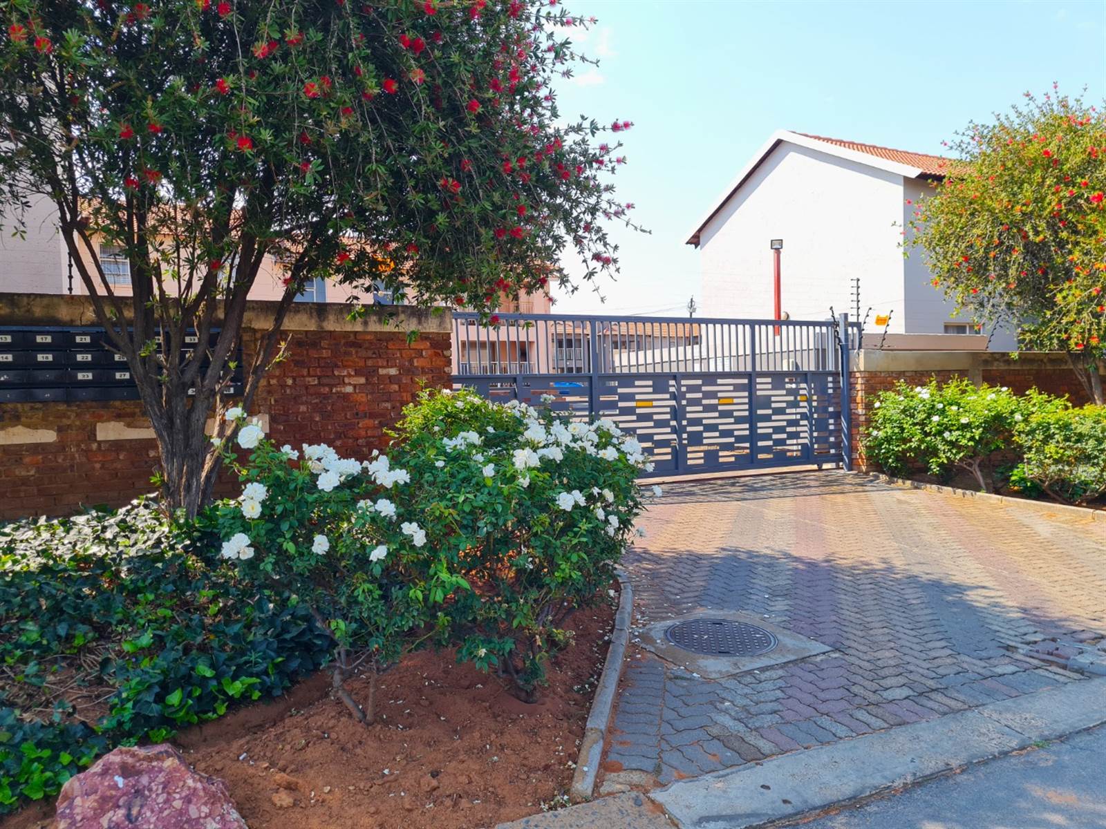 3 Bed Apartment in Rensburg photo number 1