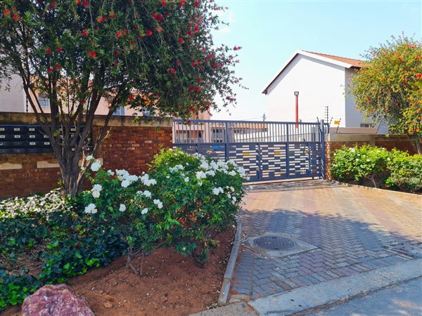 3 Bed Apartment in Rensburg