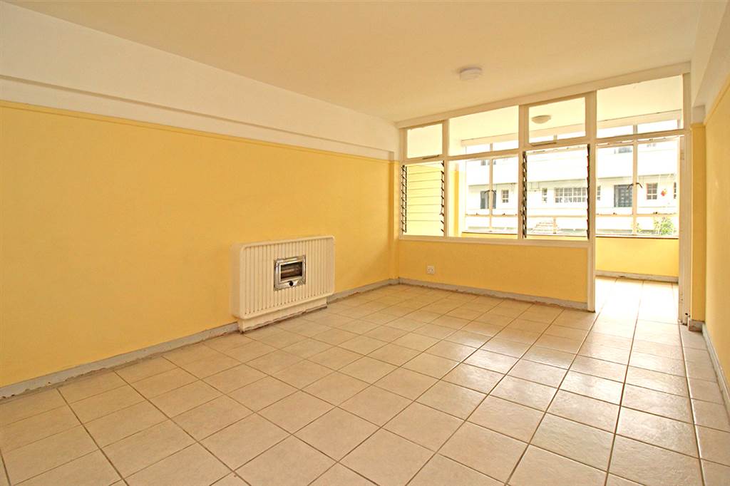 1 Bed Apartment in Parktown photo number 8