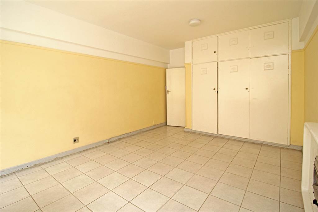 1 Bed Apartment in Parktown photo number 7