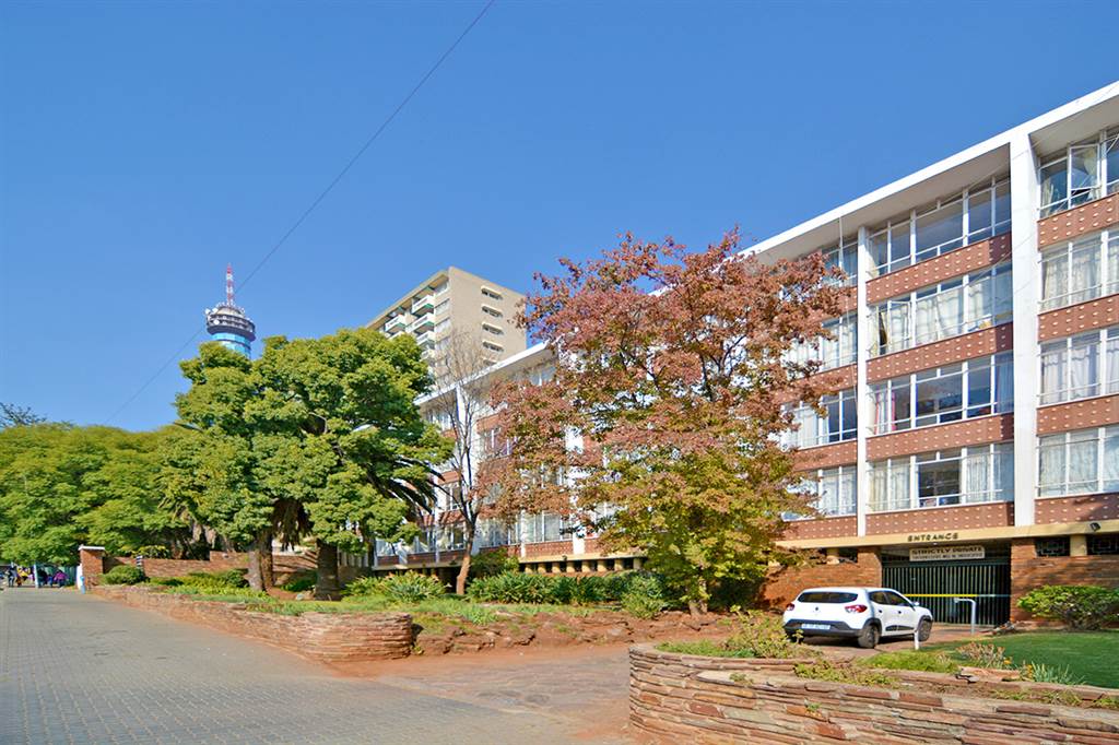 1 Bed Apartment in Parktown photo number 1