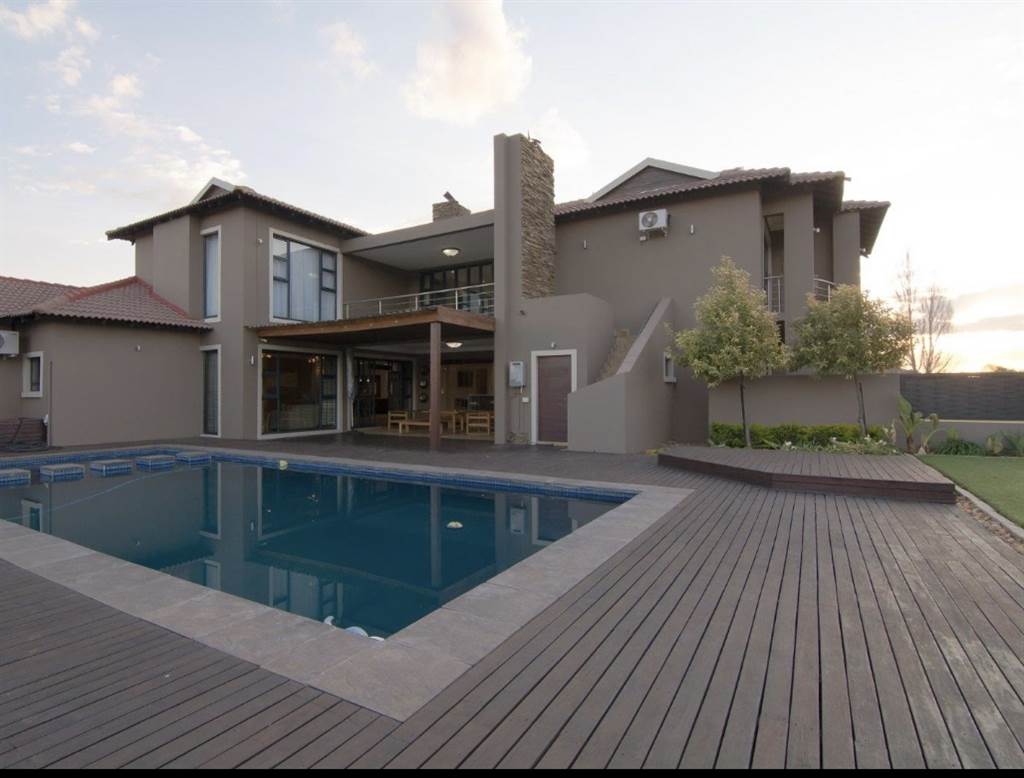 5 Bed House in Wilkoppies photo number 7