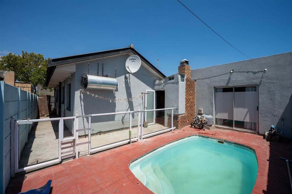 3 Bed House in Bellville South photo number 3