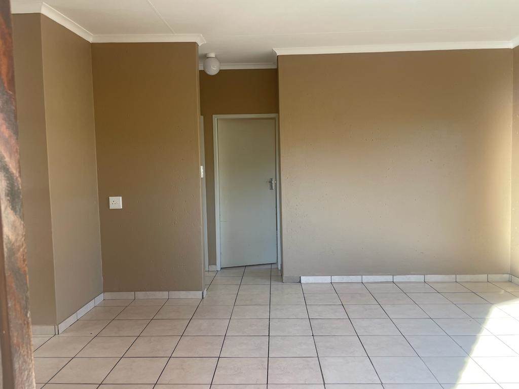 2 Bed Apartment in Waterval East photo number 6