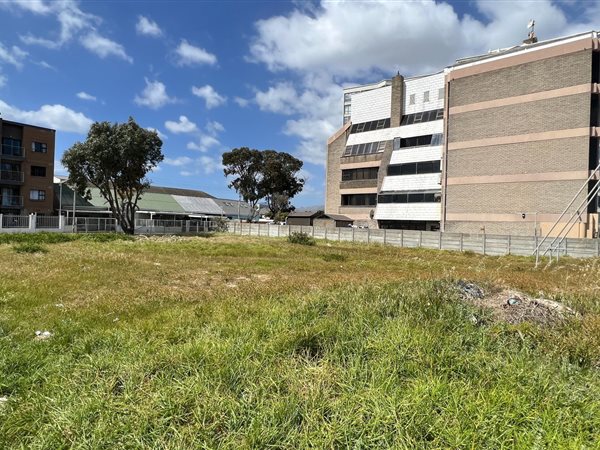 1070 m² Land available in Strand South