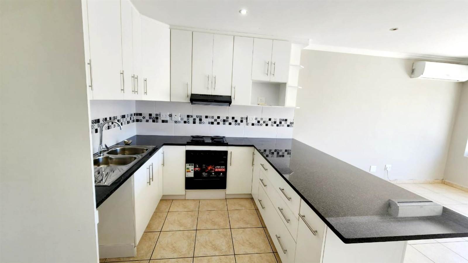 2 Bed Apartment in Mt Edgecombe photo number 4