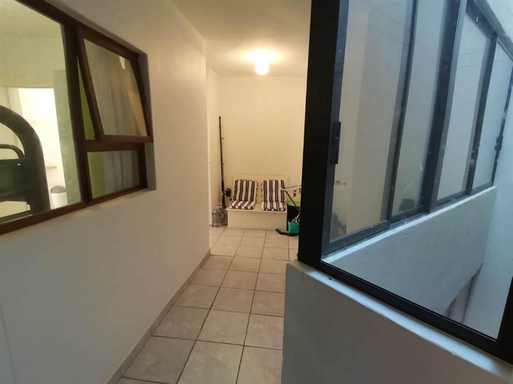 2 Bed Apartment in Uvongo photo number 2