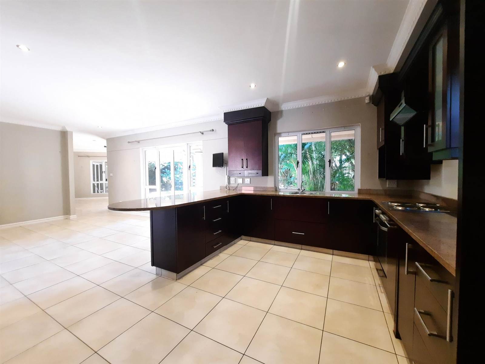 4 Bed Townhouse in Umhlanga Rocks photo number 3