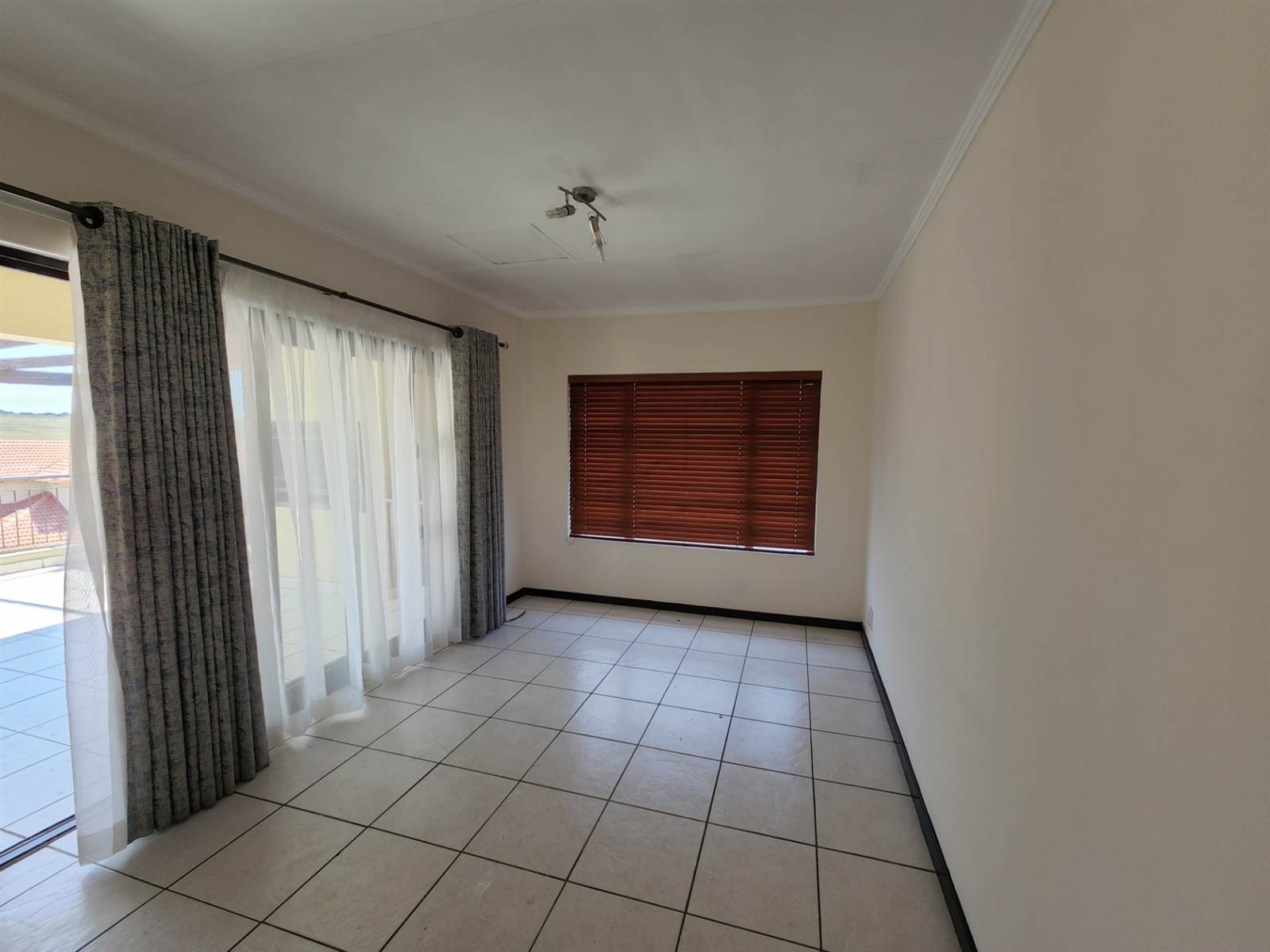 2 Bed Apartment in Sunninghill photo number 20