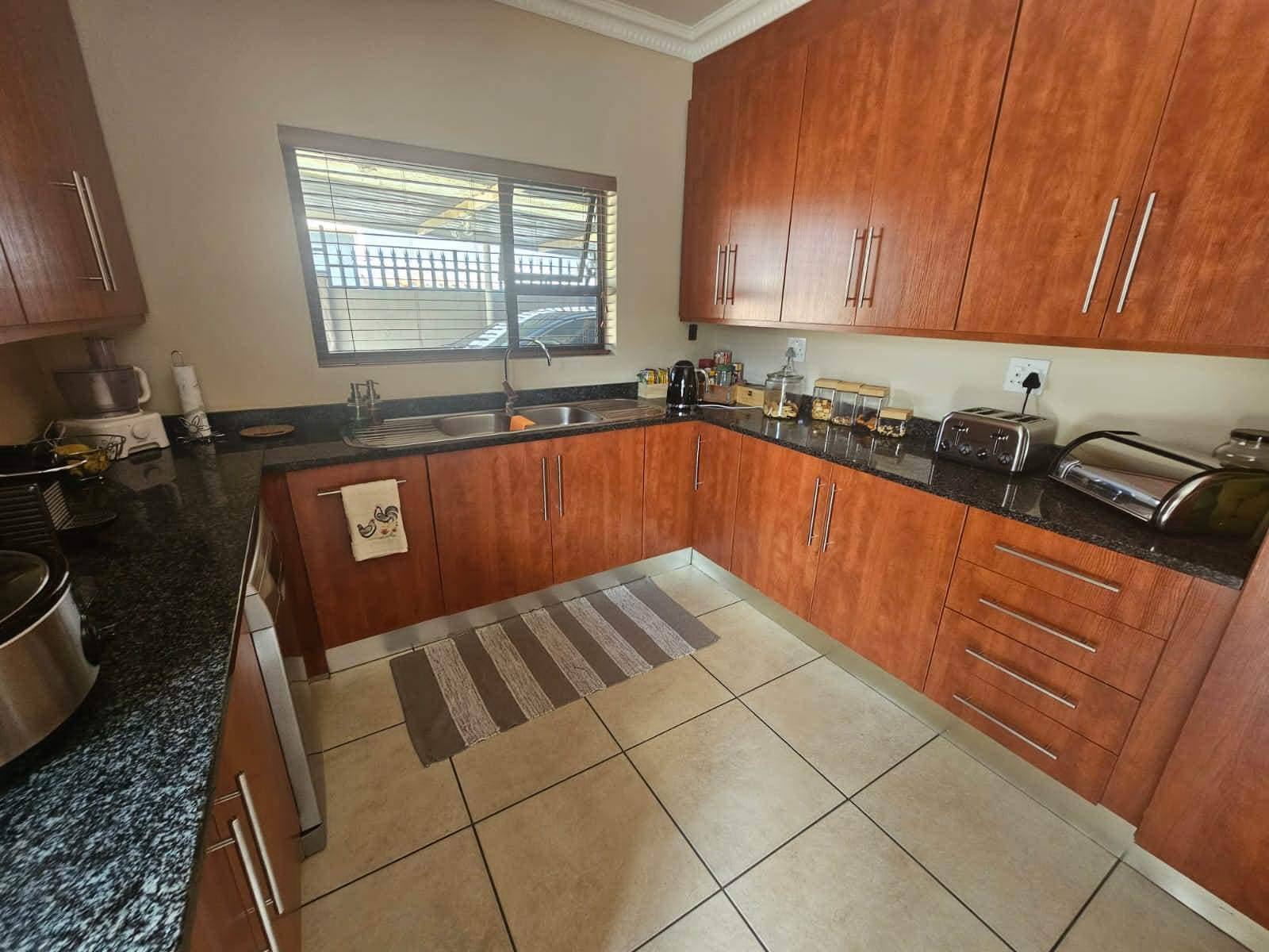 6 Bed House in Glenanda photo number 13