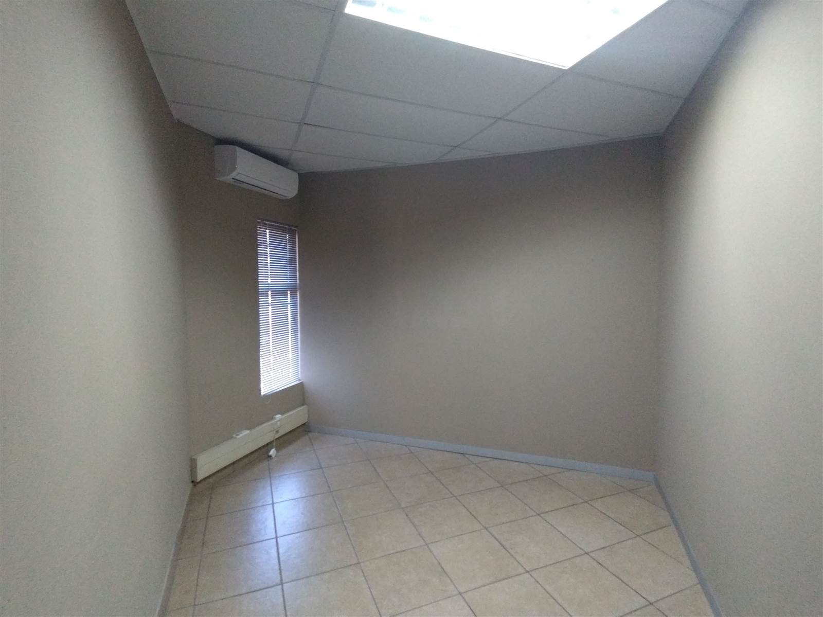 15  m² Commercial space in Bo Dorp photo number 1