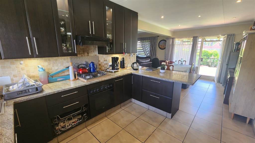 3 Bed Townhouse in Doornpoort and surrounds photo number 3