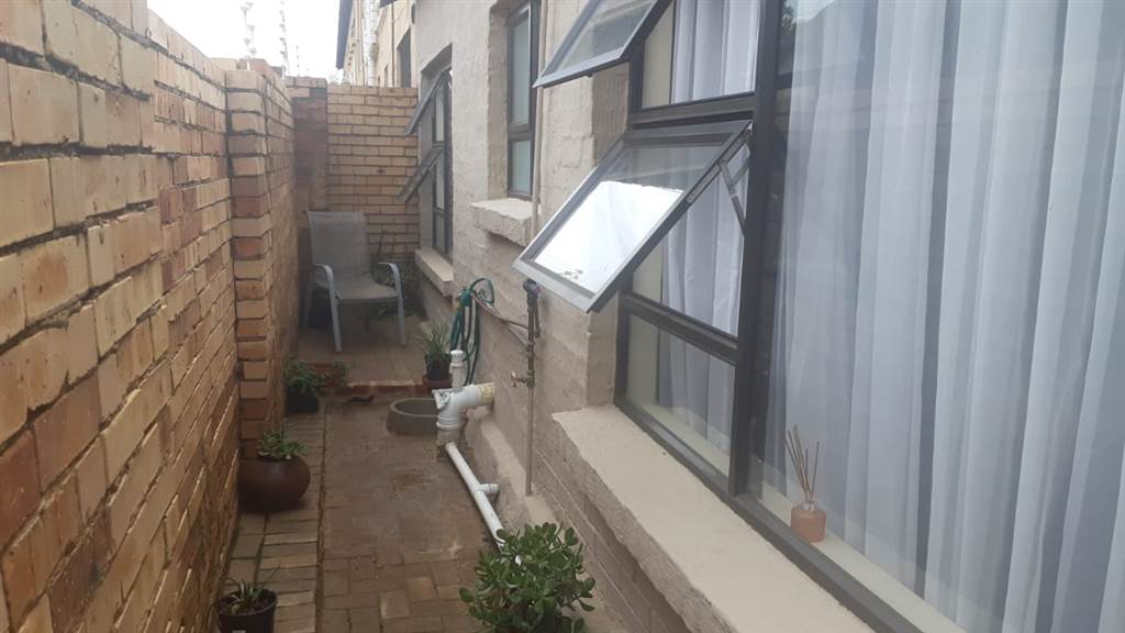 2 Bed Townhouse in Wilkoppies photo number 3