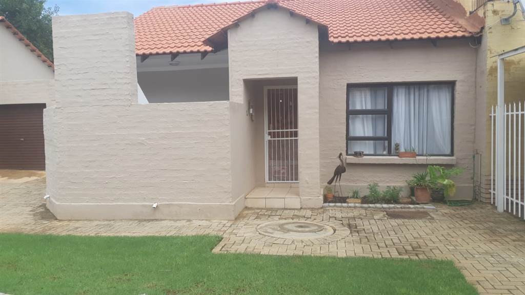 2 Bed Townhouse in Wilkoppies photo number 1