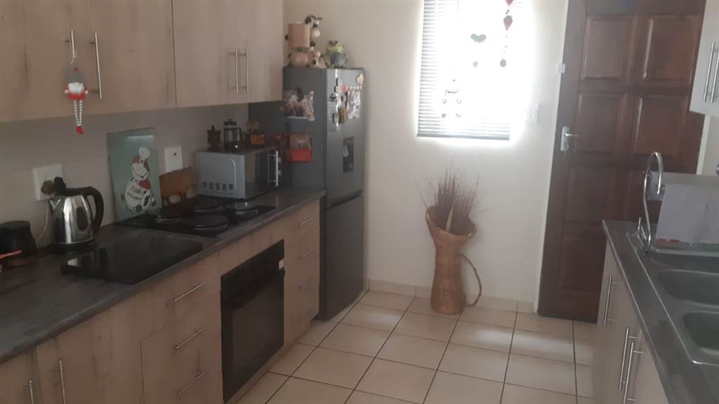 2 Bed Townhouse in Wilkoppies photo number 11