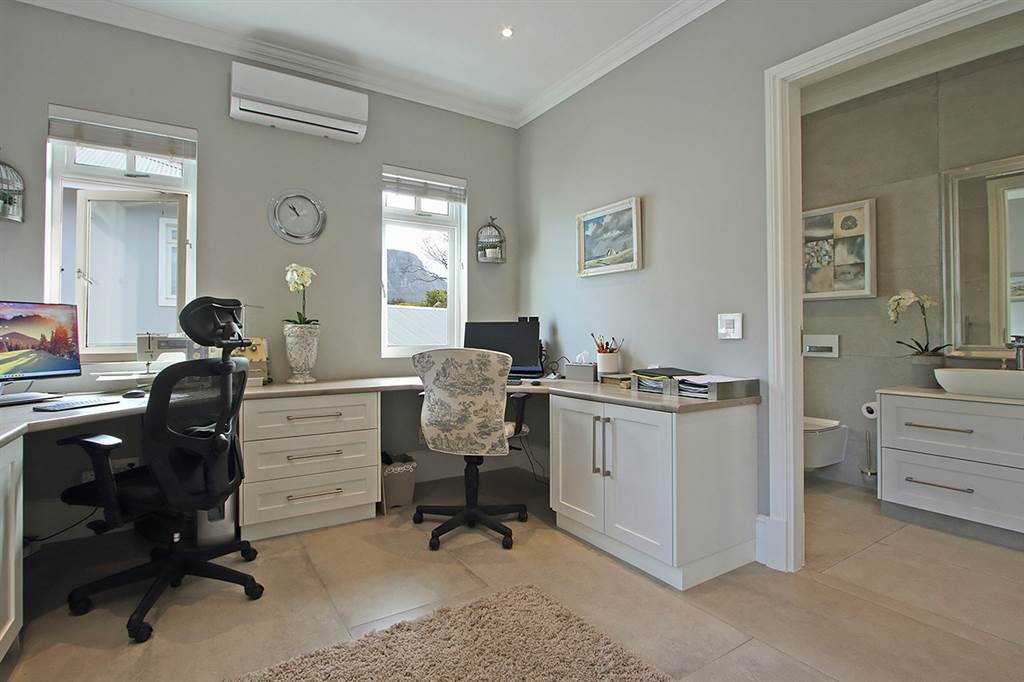 4 Bed House in Constantia photo number 23