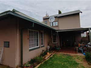 4 Bed Duet in Pierre van Ryneveld