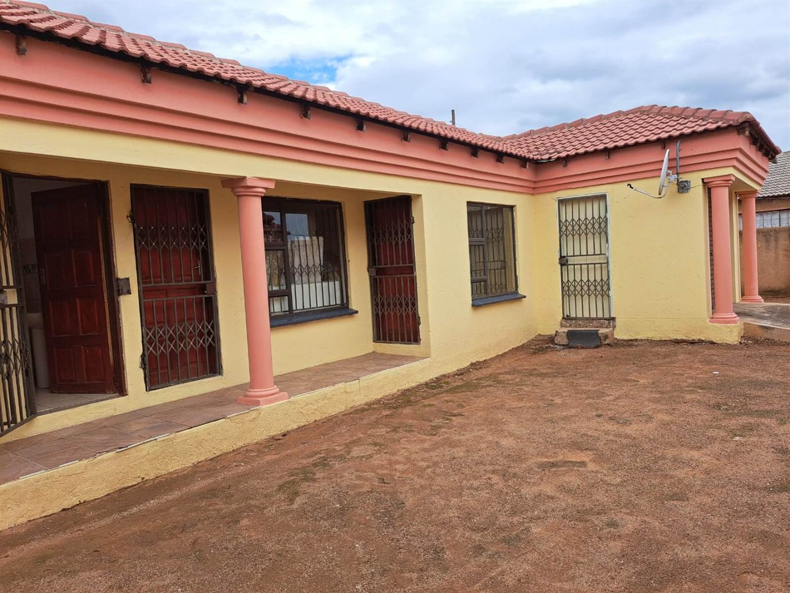 6 Bed House in Soshanguve photo number 2