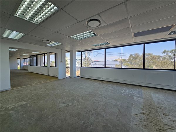 445  m² Commercial space